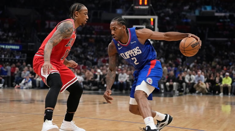 Los Angeles Clippers forward Kawhi Leonard (2) is defended by...