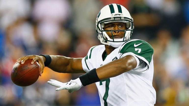 Jets quarterback Geno Smith passes the ball during the first...
