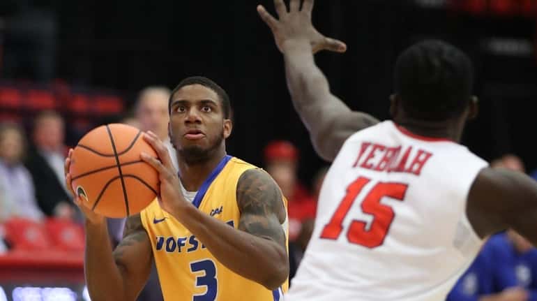Justin Wright-Foreman scored 33 points to lead Hofstra to a...
