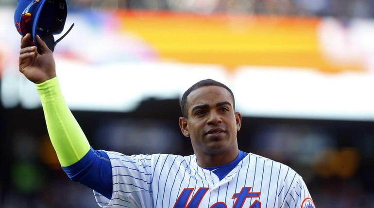 Yoenis Cespedes #52 of the New York Mets tips his...