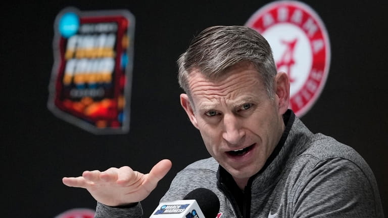 Alabama head coach Nate Oats speaks to the media during...