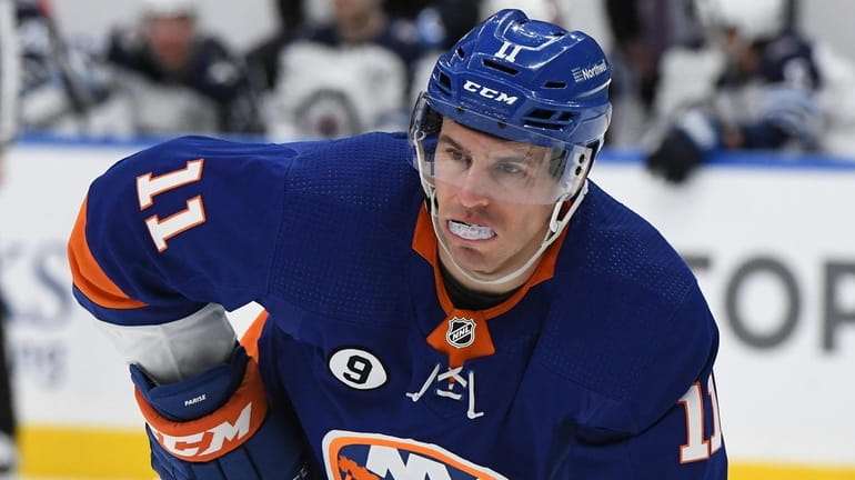 Islanders left wing Zach Parise sets before a face-off against...