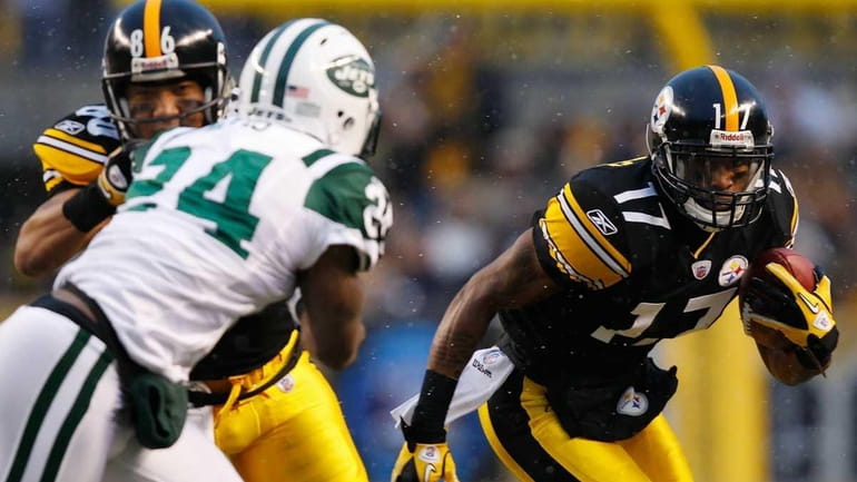 Mike Wallace #17 of the Pittsburgh Steelers runs around the...