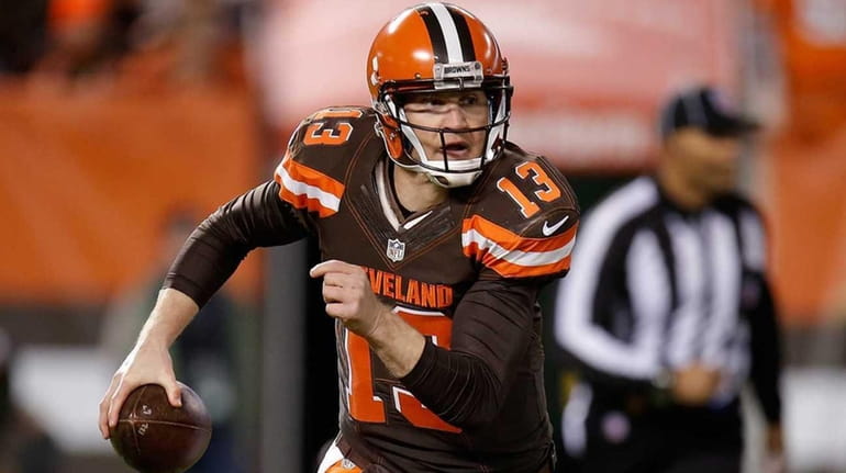 Browns' Josh McCown looks for a receiver during first quarter...