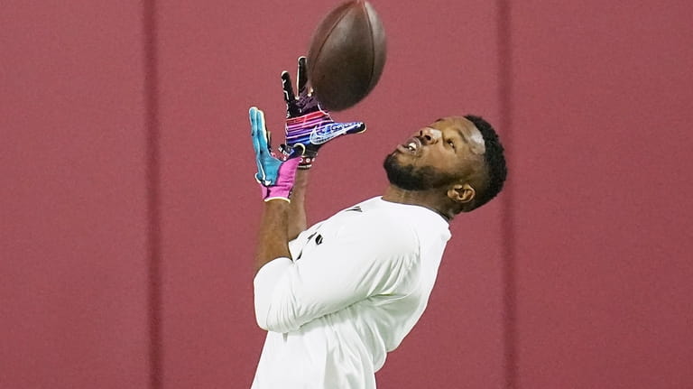 Oklahoma wide receiver Marvin Mims Jr. catches a pass during...