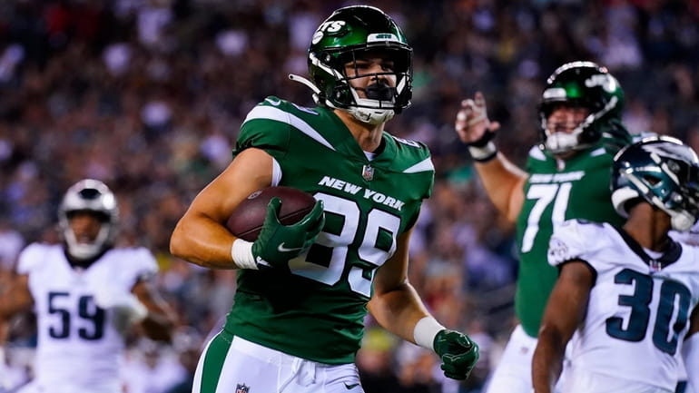 Jets rookie tight end Jeremy Ruckert scores a touchdown during...