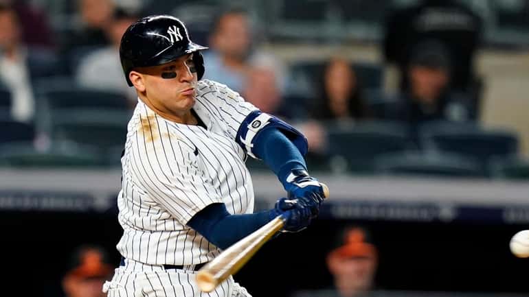 Yankees' Jose Trevino hits an RBI ingle during the 11th...