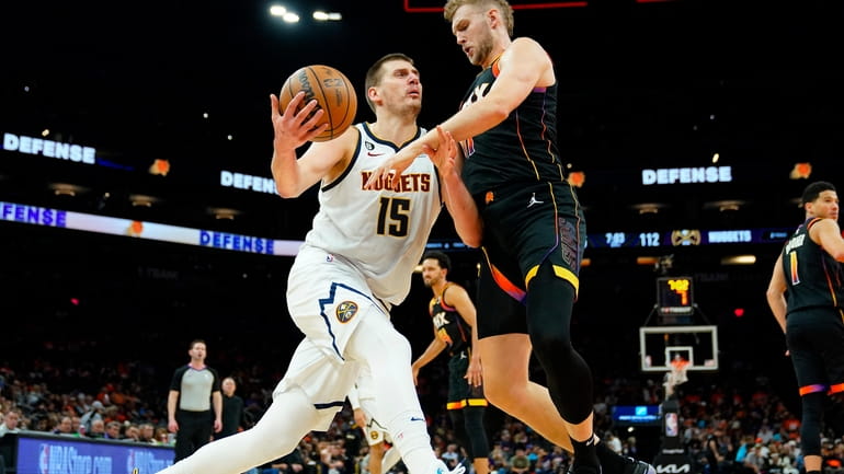 Denver Nuggets center Nikola Jokic (15) drives on Phoenix Suns...