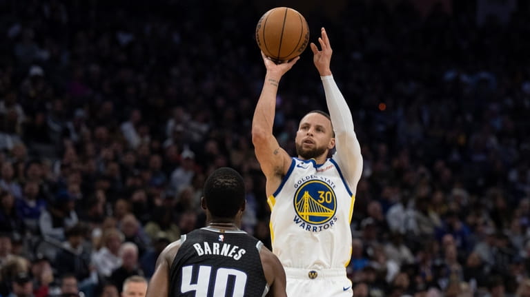 Golden State Warriors guard Stephen Curry (30) shoots over Sacramento...
