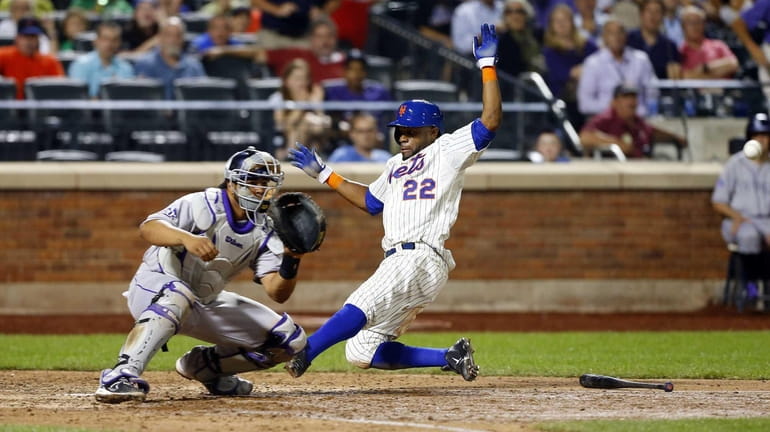 Eric Young Jr. of the Mets beats the throw to...