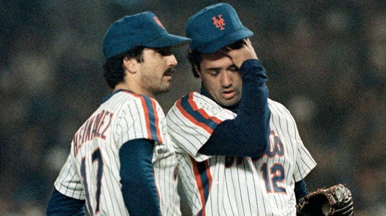 New York Mets first baseman Keith Hernandez, left, confers with...