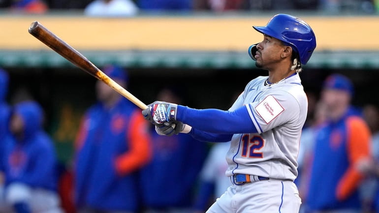 Francisco Lindor #12 of the Mets hits a grand slam home...