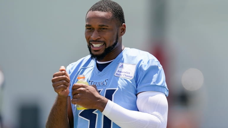 Tennessee Titans safety Kevin Byard (31) take a drink during...