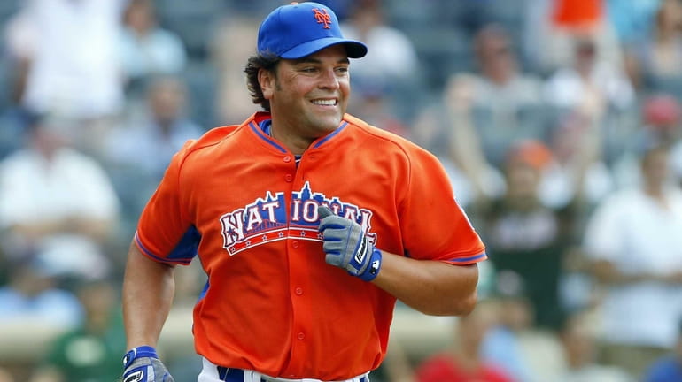 Mike Piazza runs the bases after hitting a home run...