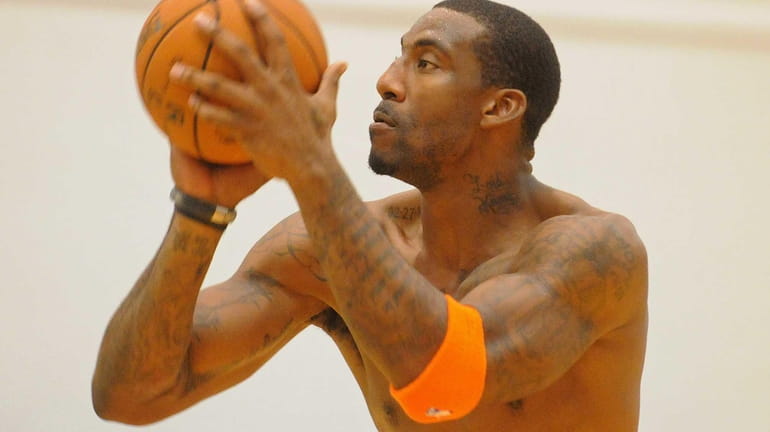 Amar'e Stoudemire works on free throws during team practice. (Oct....