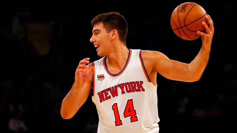 Willy Hernangomez controls the ball in the second half against...
