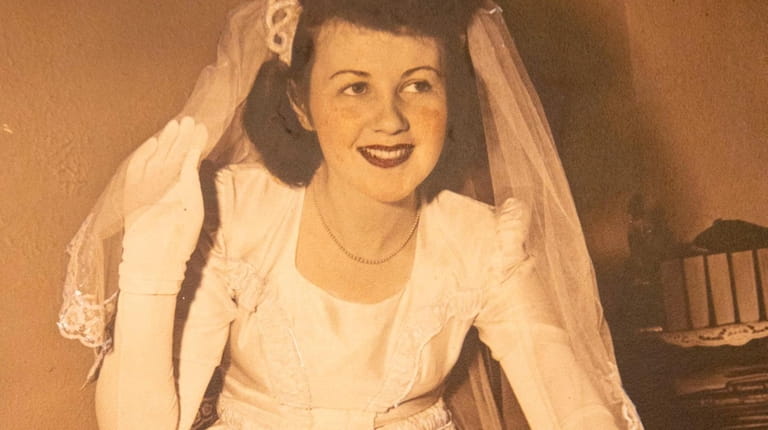 Evelyn Braet on her wedding day in 1945.
