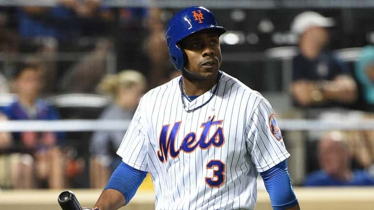New York Mets right fielder Curtis Granderson returns to the...