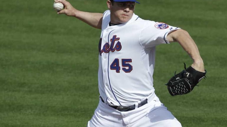 Mets relief pitcher Jason Isringhausen throws during a spring training...
