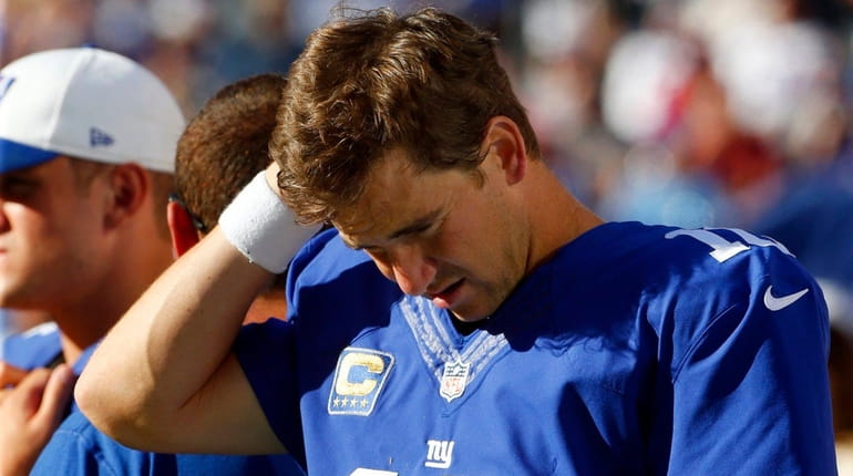 Eli Manning s looks on from the sidelines during Giants...