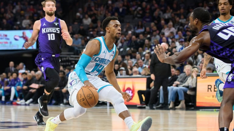 Charlotte Hornets guard Ish Smith (14) drives to the basket...