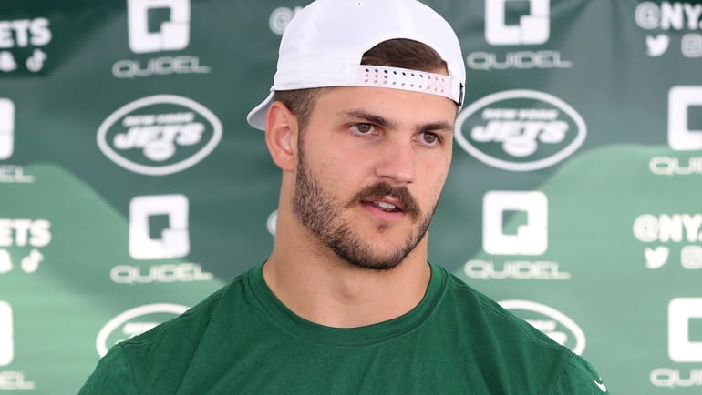 Jets TE Jeremy Ruckert talks to press at the Jets...