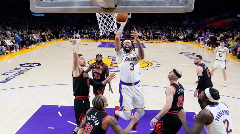 Los Angeles Lakers forward Anthony Davis (3) shoots against the...