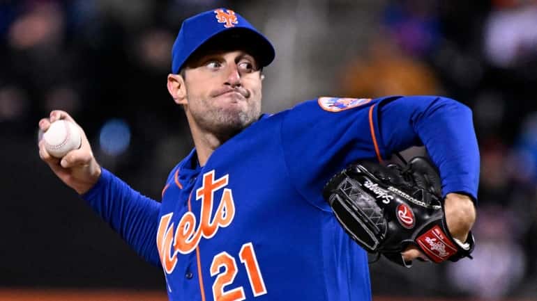 New York Mets starting pitcher Max Scherzer (21) delivers the...