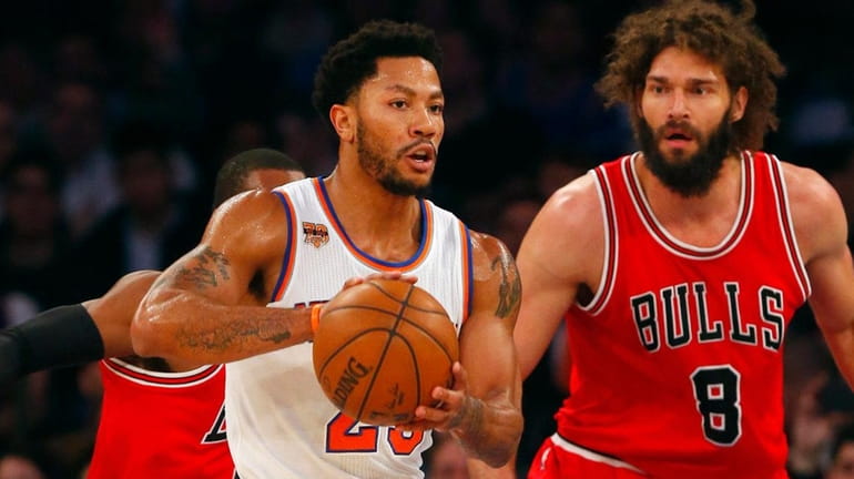 Knicks' Derrick Rose protects the ball during the first half...