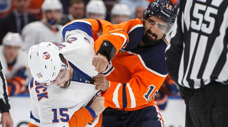The Islanders' Cal Clutterbuck and the Oilers' Jujhar Khaira fight...