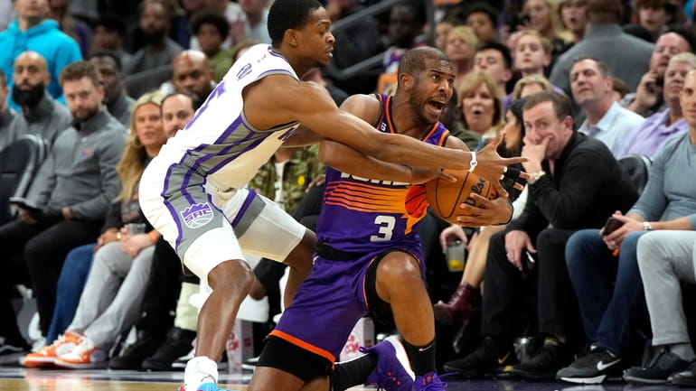 Sacramento Kings guard De'Aaron Fox (5) pressures Phoenix Suns guard...