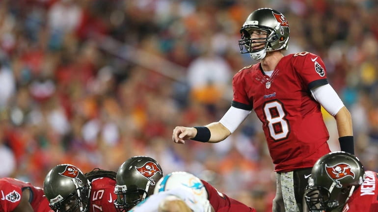 Tampa Bay Buccaneers quarterback Mike Glennon calls a play in...
