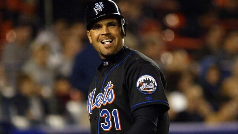 Mets catcher Mike Piazza reacts after striking out in the...