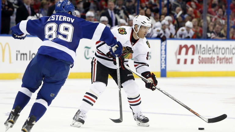 Chicago Blackhawks center Brad Richards defends the puck against Tampa...