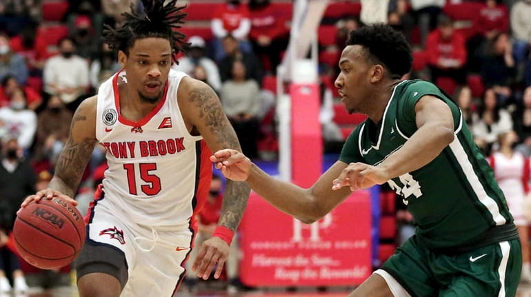 Stony Brook guard Anthony Roberts drives the top of the...