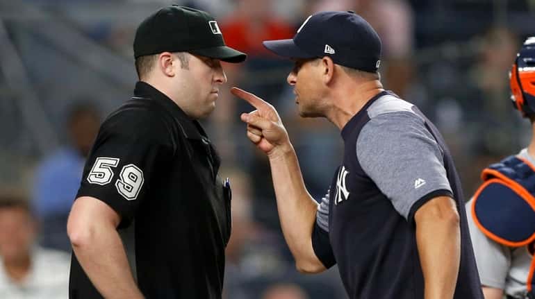 Yankees manager Aaron Boone argues with home plate umpire Nic...