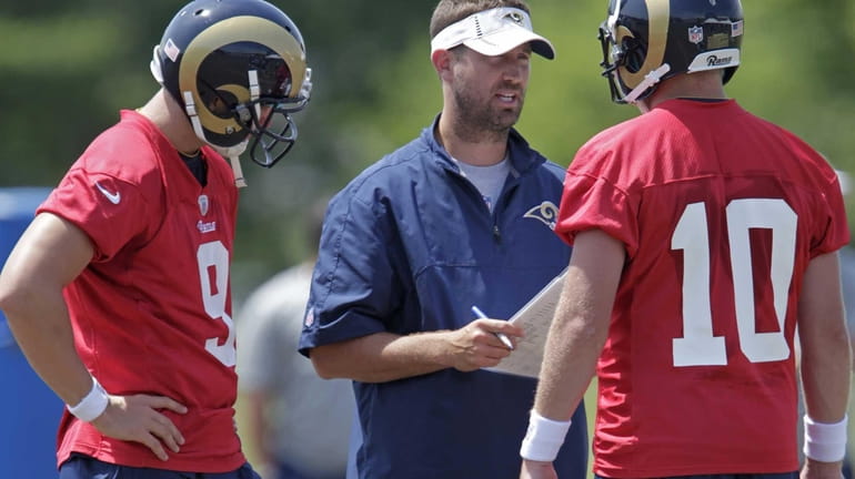 St. Louis Rams offensive coordinator Brian Schottenheimer, center, talks with...