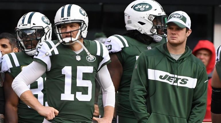 Jets quarterbacks Josh McCown, left, and Sam Darnold look on...