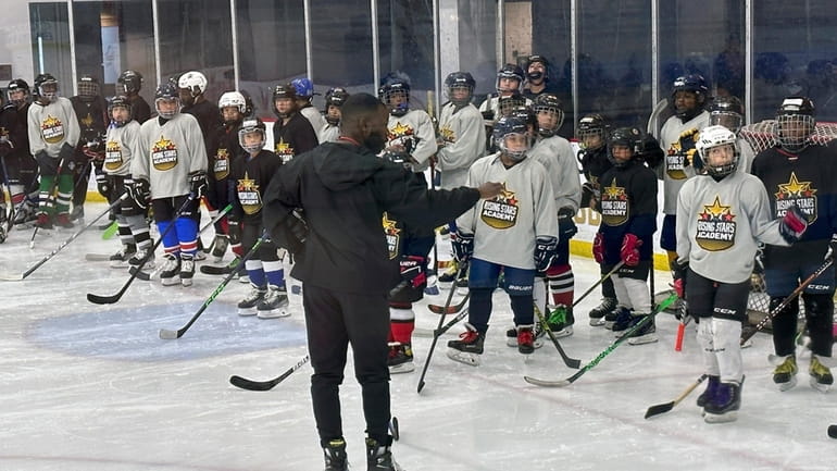 Duanté Abercrombie speaks to players as an instructor at the...