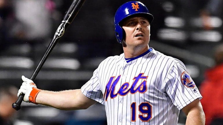 Jay Bruce of the Mets flies out to end the...