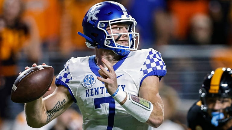 Kentucky quarterback Will Levis (7) throws to a receiver during...