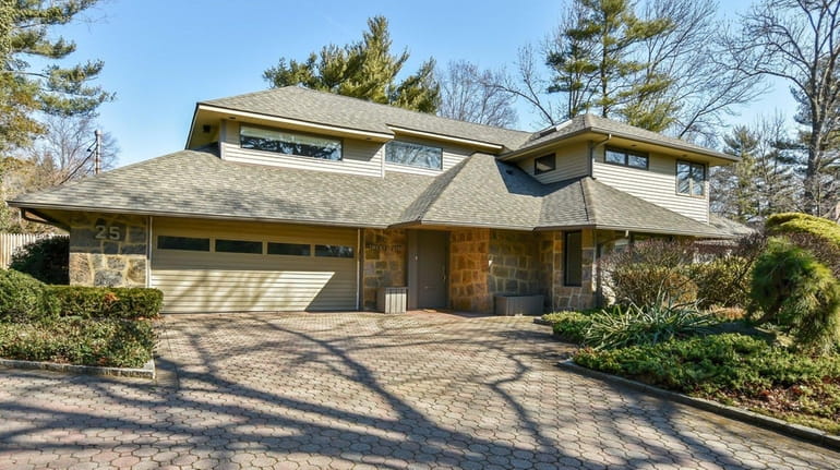 This five-bedroom, four-bath Roslyn Heights home was built in 1951...