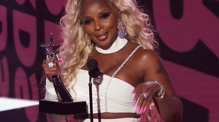 Mary J. Blige accepts the BET Her Award for "Good...