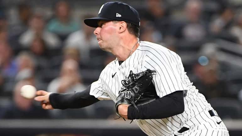 Yankees relief pitcher Scott Effross delivers during the seventh inning...