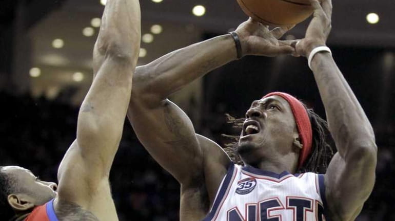 New Jersey Nets' Gerald Wallace (45) goes up for a...