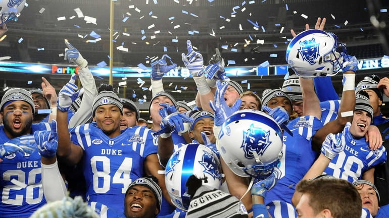 Duke players celebrating their 44-41 victory over Indiana in the...