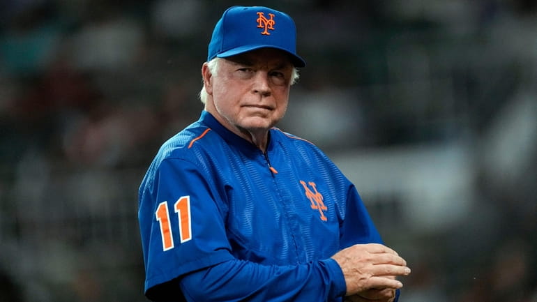 Mets manager Buck Showalter walks back to the dugout after...
