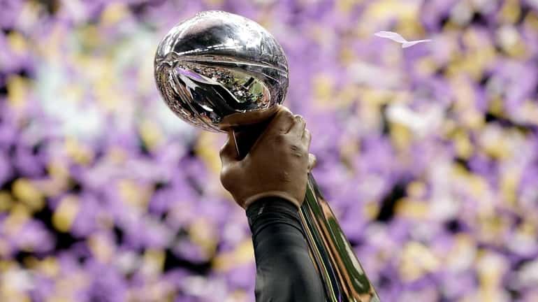 Baltimore Ravens linebacker Ray Lewis holds up the Vince Lombardi...