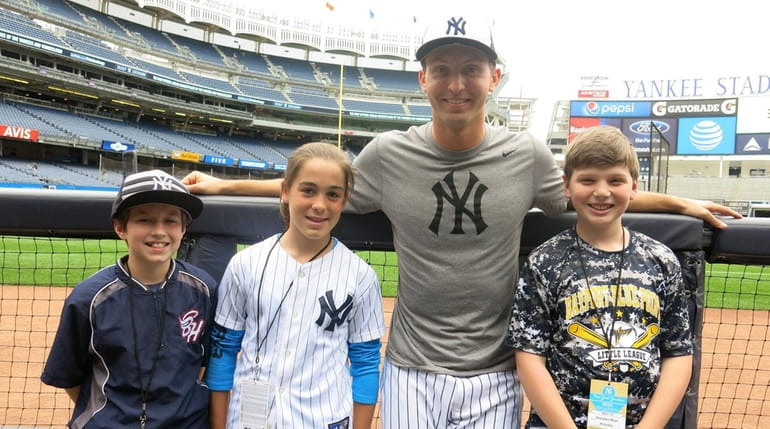 Yankees reliever Chasen Shreve with Kidsday reporters, from left, Ryan...