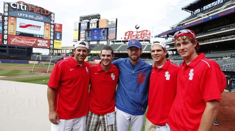 New York Mets' Ike Davis, center, poses with seniors from...